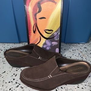 (SOLD) Like new, comfy shoes barely worn!